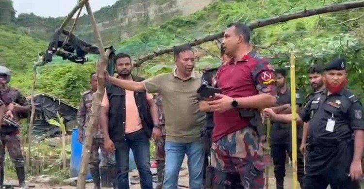 টেকনাফে মানব পাচারকারীর আস্তানায় যৌথ অভিযান, নারী-শিশুসহ ৮০ জন উদ্ধার